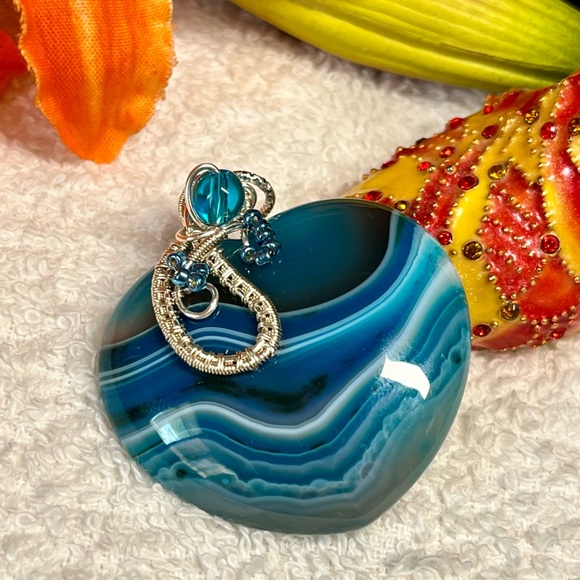 💙stunning blue striped agate heart, wire wrapped artisan pendant - Picture 4 of 9